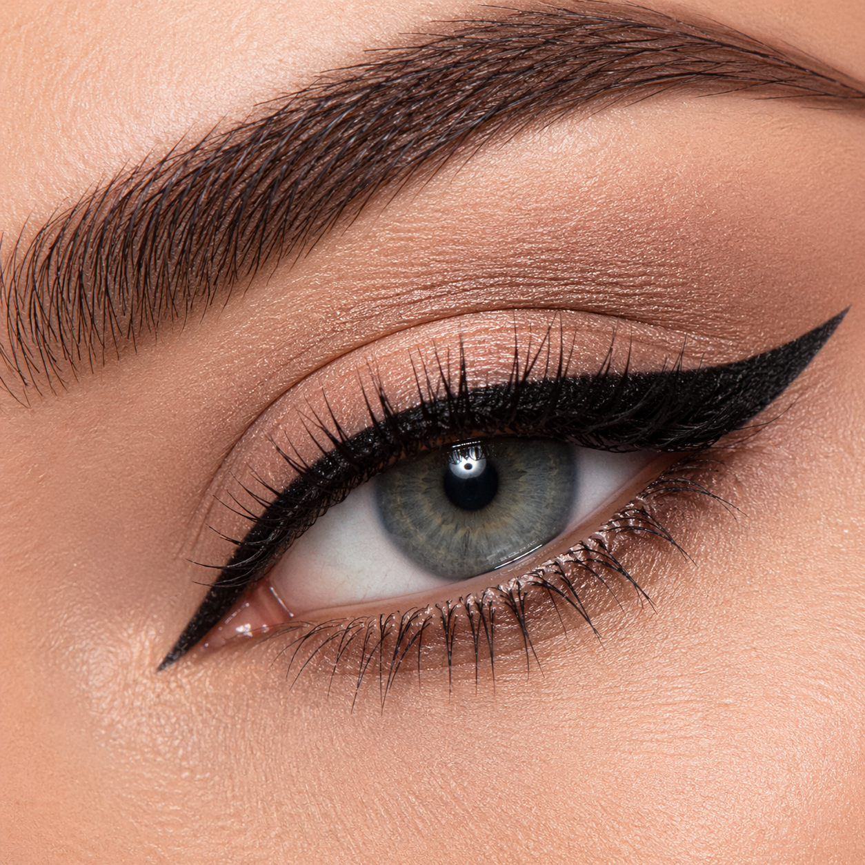 Wasserfester Eyeliner. Der hält.